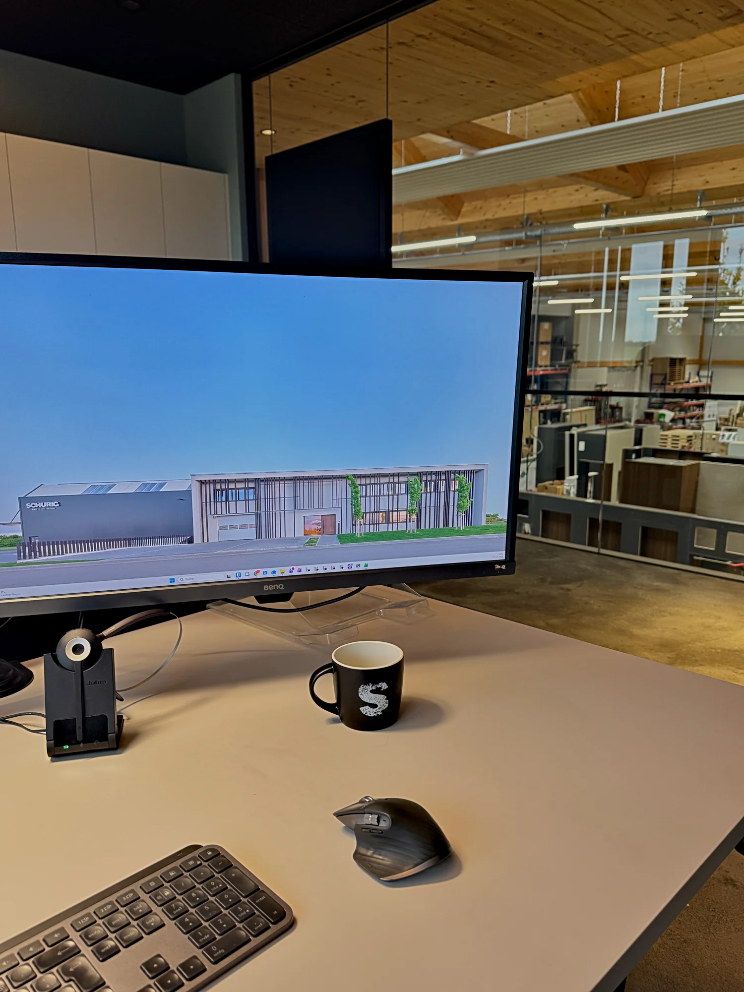 Arbeitsplatz im Büro der Schreinerei Schurig in Bönnigheim mit Blick in die Werkstatt