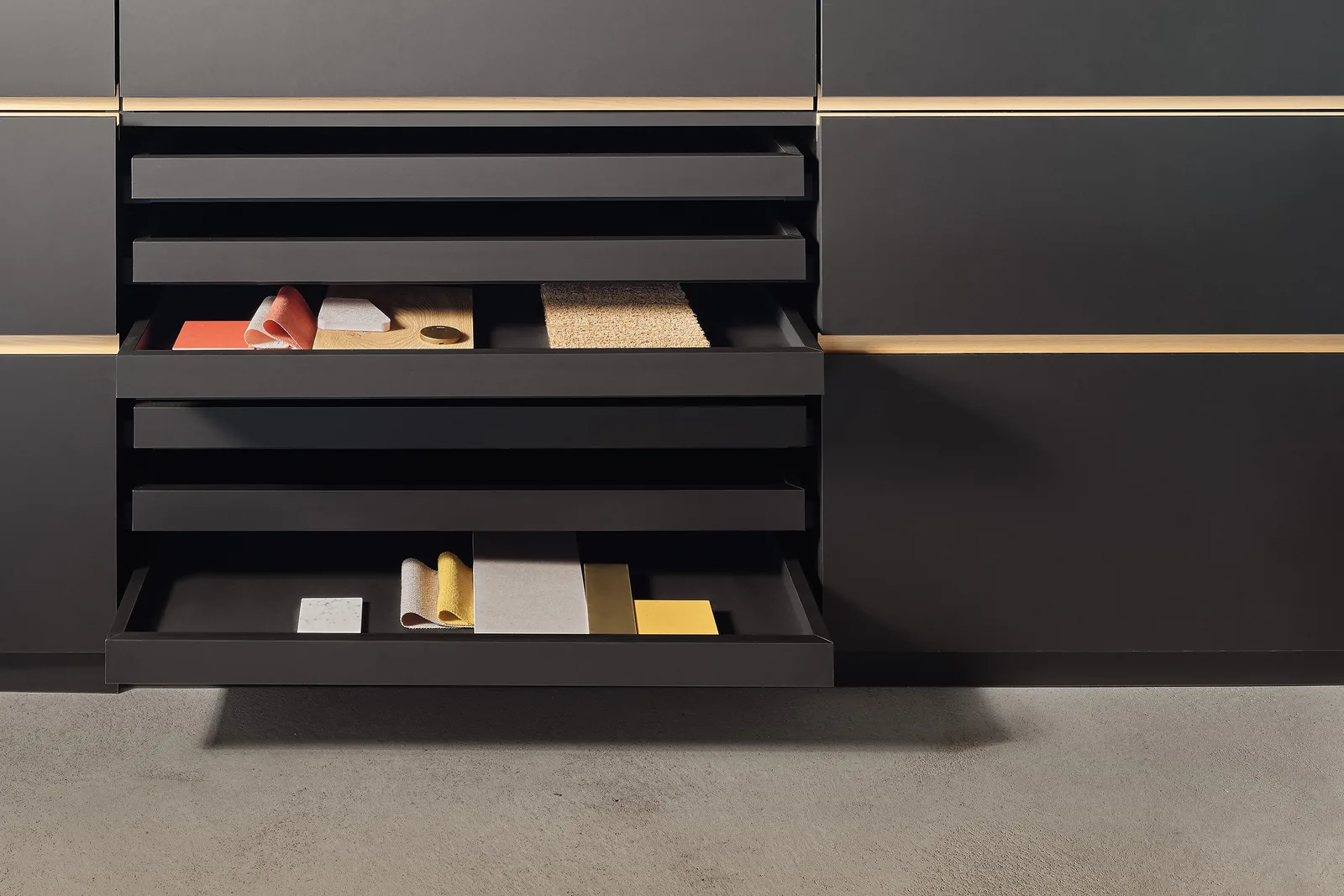 Flache Auszüge für Materialmuster, Innenausbau der Schreinerei Schurig
