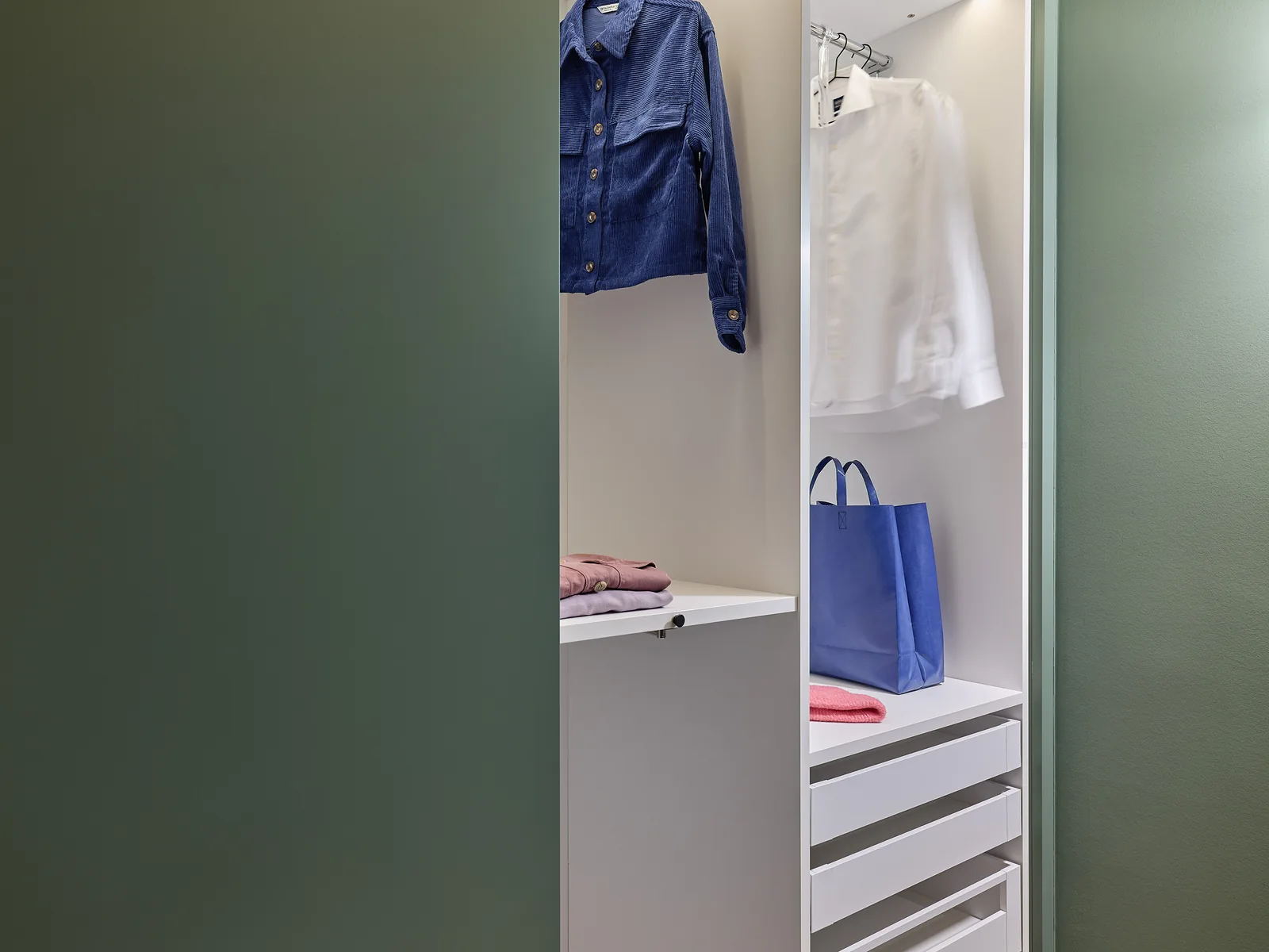 Garderobenschrank mit Innenleben, Innenausbau der Schreinerei Schurig