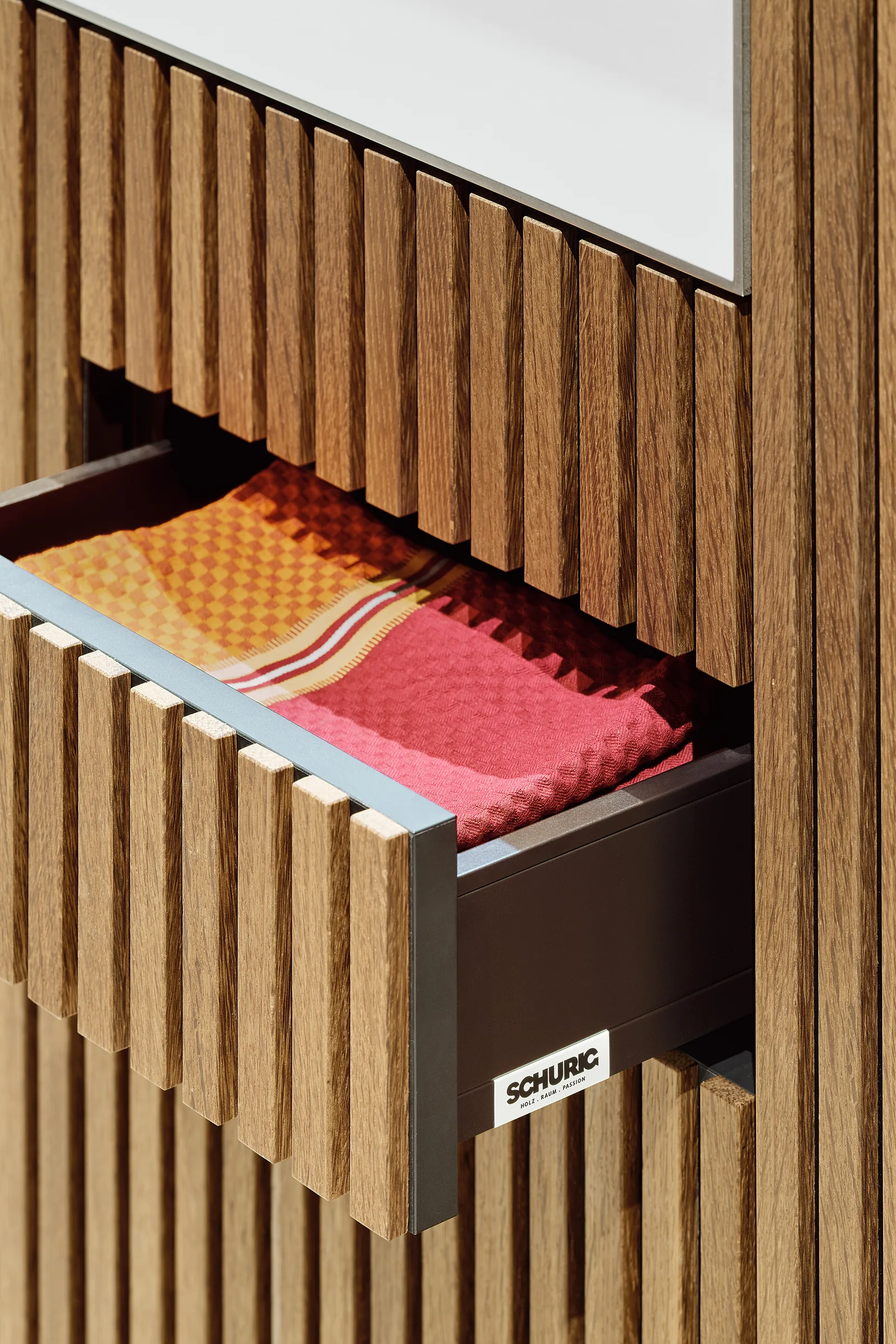 Schubkasten in der Lamellenfront, Innenausbau der Schreinerei Schurig