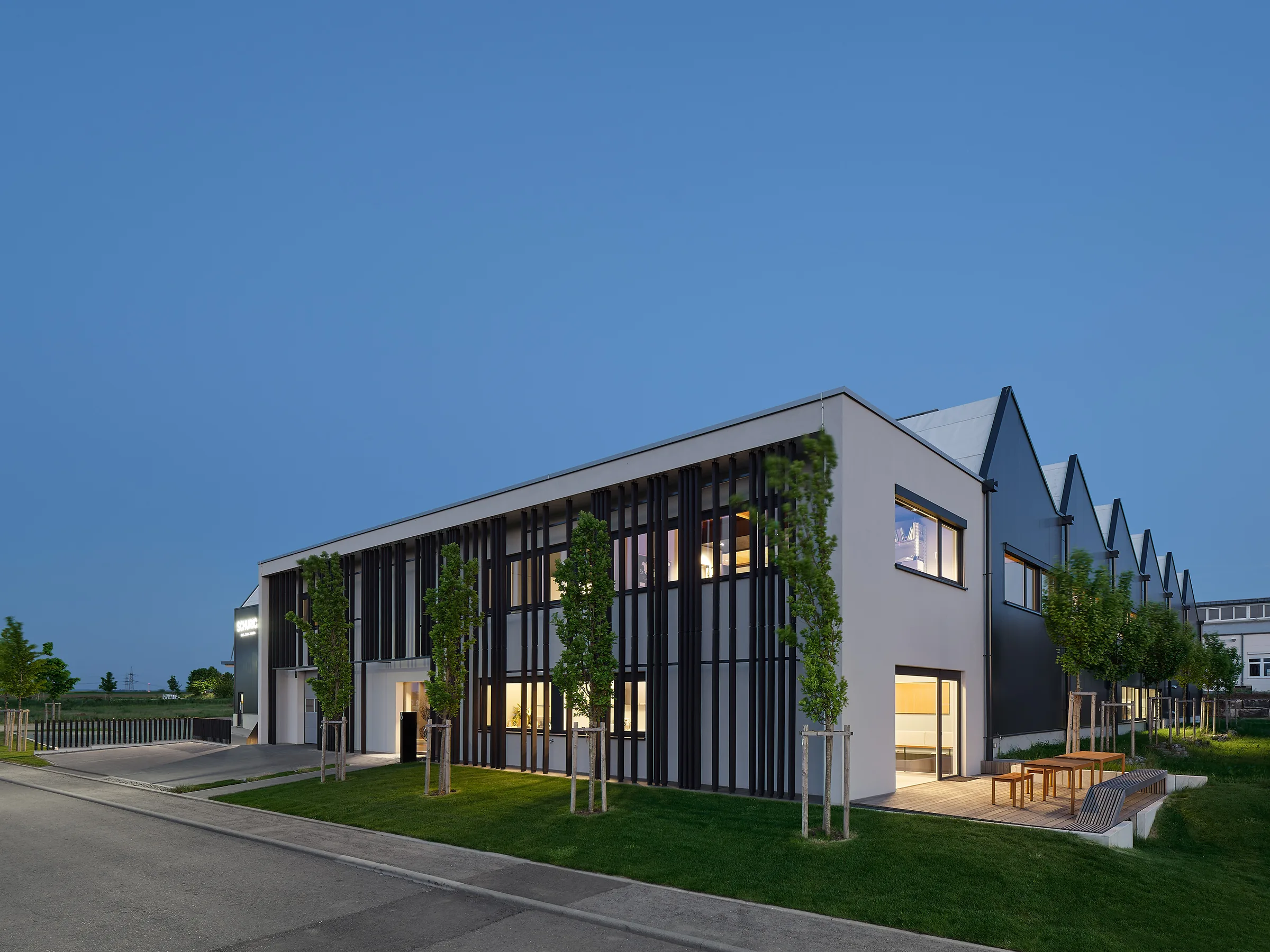 Firmengebäude der Schreinerei Schurig in Bönnigheim am Abend