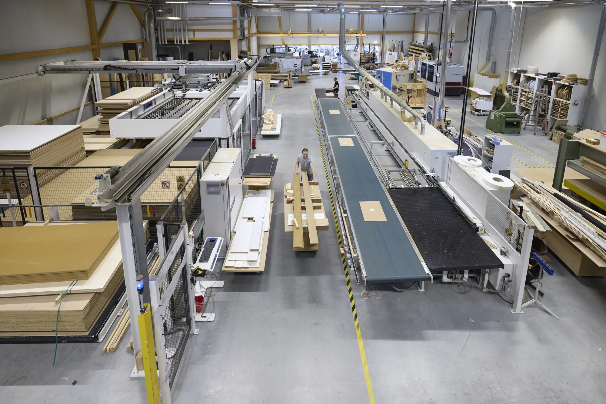 Fertigungslinie mit Kantenbearbeitung in der Werkstatt der Schreinerei Schurig, Blick von oben