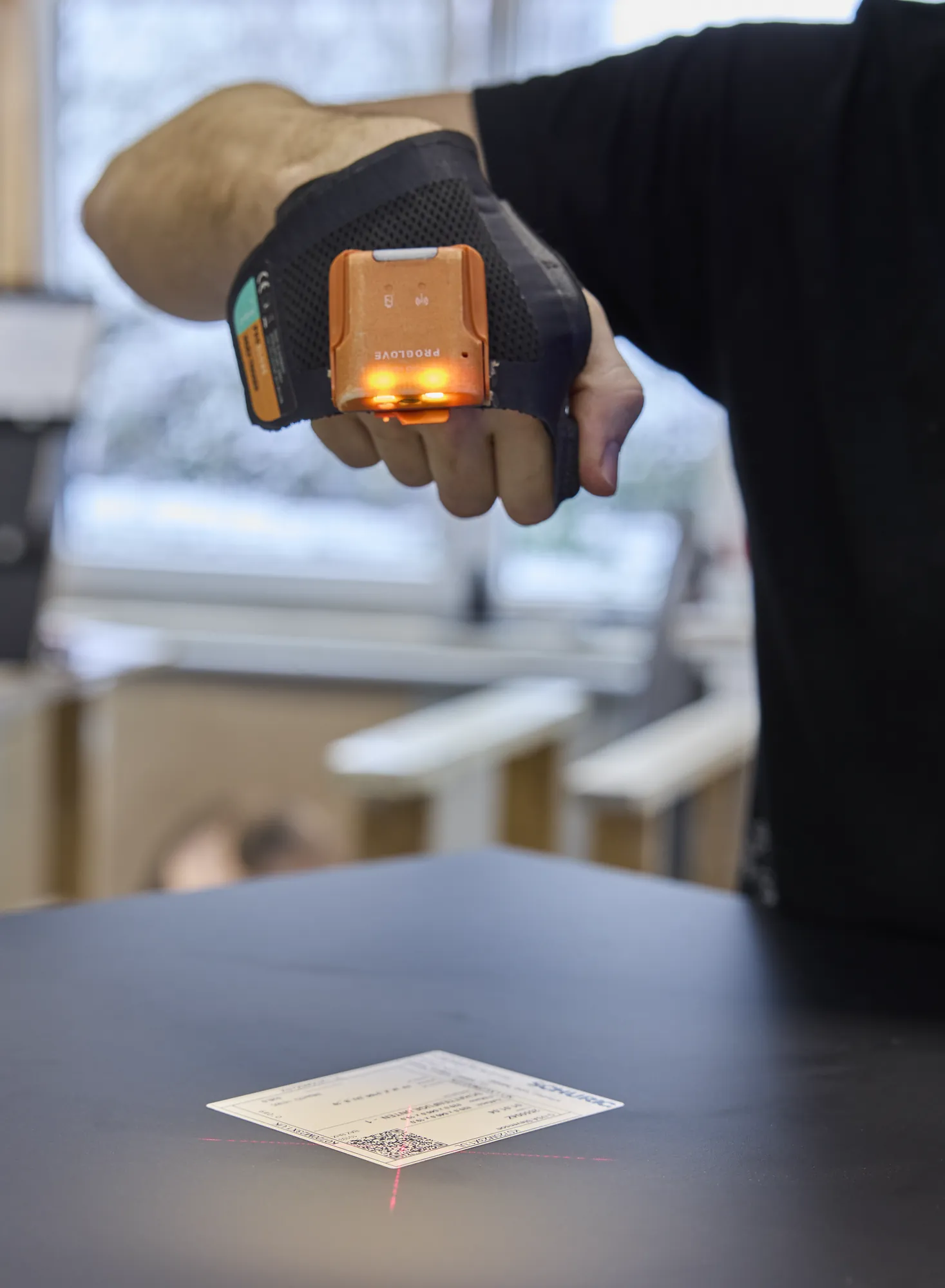 Bauteil-Etikett mit Code wird in der Werkstatt der Schreinerei Schurig gescannt